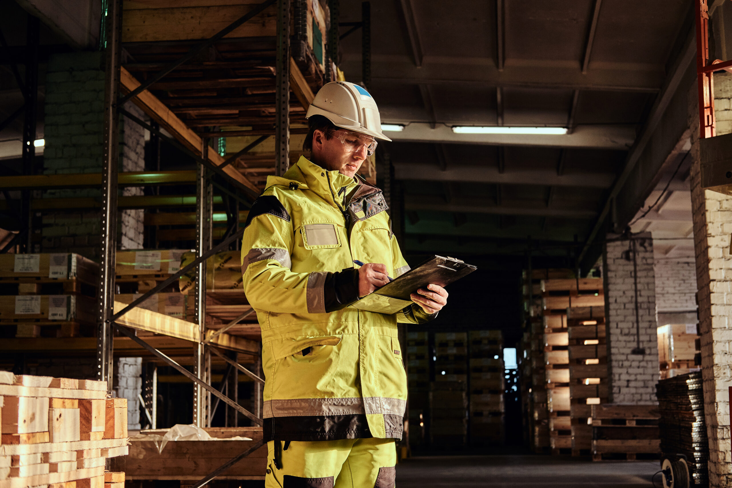 Necessary good. Торгово-промышленному сотрудничество. Man is working at the busy Metal Factory. Экспорт через внешние склады в логистике.